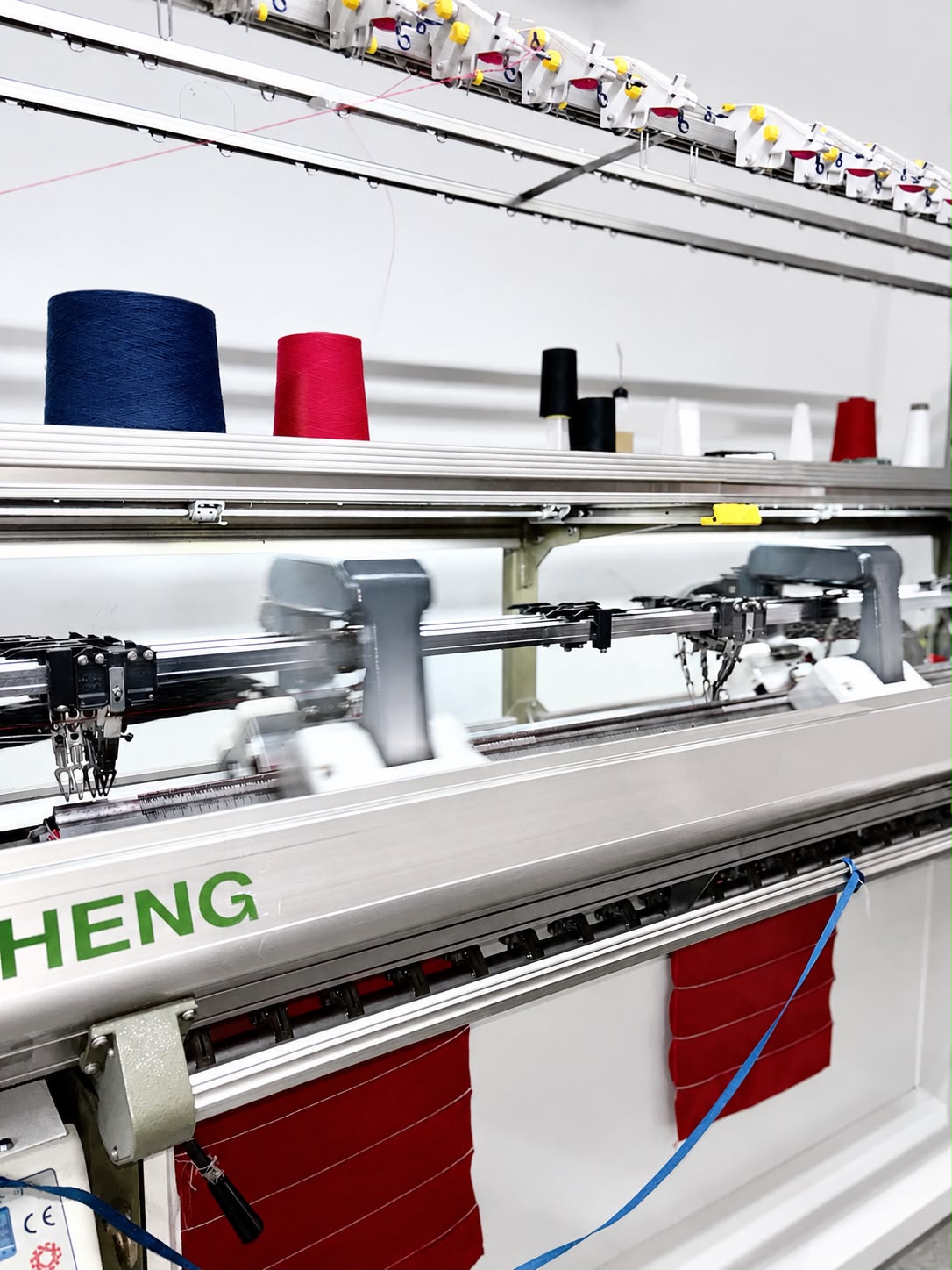 Máquina tejedora industrial produciendo cuellos y puños personalizados